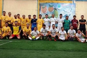 tim futsal Alas 28 FC  dan Uniku FC berfoto bersama.